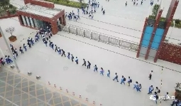 看，学校门口那大写的“人”字——濮阳六中“自主教育”下的秩序之美